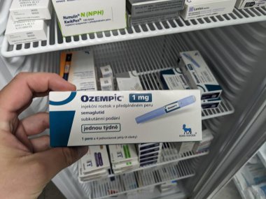 Brno, Çek Cumhuriyeti-2 Ağustos 2024: Ozempic kutusu. Ozempik ilacın Çek versiyonu. Çek Cumhuriyeti 'nde diyabet tedavisi. Bir paket semaglutid. Diyabet ilacı. Bazen kilo vermek için kullanılıyor.