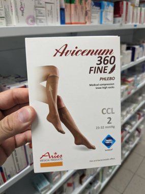 Prag, Çek Cumhuriyeti-9 Ekim 2024: AVICENUM 360 Fine PHLEBO venöz yetersizliği olan hastalarda sağlıklı kan dolaşımını teşvik etmek ve şişkinliği azaltmak için tasarlanmış tıbbi bir sıkıştırma.