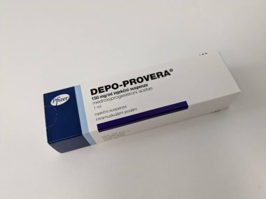Prag, Çek Cumhuriyeti-26 Eylül 2024: MEDROXYPROGESTERON aktif maddeyle DEPO-PROVERA ilaç kutusu