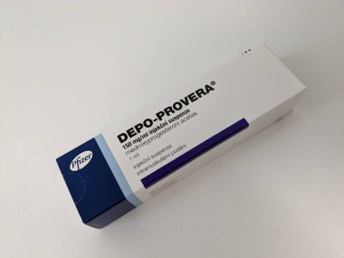 Prag, Çek Cumhuriyeti-26 Eylül 2024: MEDROXYPROGESTERON aktif maddeyle DEPO-PROVERA ilaç kutusu