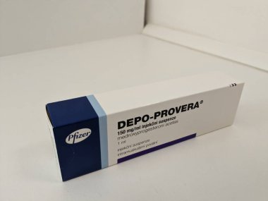 Prag, Çek Cumhuriyeti-26 Eylül 2024: MEDROXYPROGESTERON aktif maddeyle DEPO-PROVERA ilaç kutusu