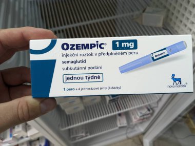 Prag, Çek Cumhuriyeti-22 Ağustos 2024: OZEMPIC kutusu. Ozempik ilacın Çek versiyonu. Çek Cumhuriyeti 'nde diyabet tedavisi. Bir paket SEMAGLUTIDE. Diyabet ilacı. Bazen kilo vermek için kullanılıyor.