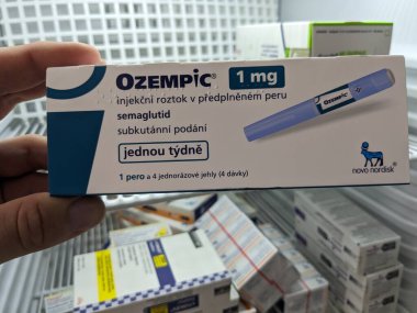 Prag, Çek Cumhuriyeti-22 Ağustos 2024: OZEMPIC kutusu. Ozempik ilacın Çek versiyonu. Çek Cumhuriyeti 'nde diyabet tedavisi. Bir paket SEMAGLUTIDE. Diyabet ilacı. Bazen kilo vermek için kullanılıyor.