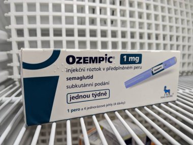 Prag, Çek Cumhuriyeti-22 Ağustos 2024: OZEMPIC kutusu. Ozempik ilacın Çek versiyonu. Çek Cumhuriyeti 'nde diyabet tedavisi. Bir paket SEMAGLUTIDE. Diyabet ilacı. Bazen kilo vermek için kullanılıyor.