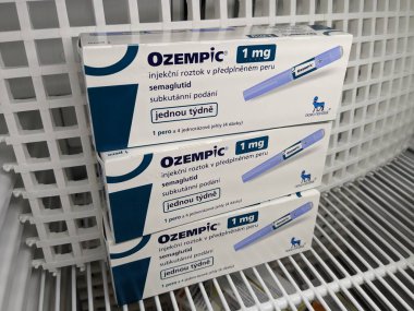 Prag, Çek Cumhuriyeti-28 Ekim 2024: Ozempic kutusu. Ozempik ilacın Çek versiyonu. Çek Cumhuriyeti 'nde diyabet tedavisi. Bir paket semaglutid. Diyabet ilacı. Bazen kilo vermek için kullanılıyor.