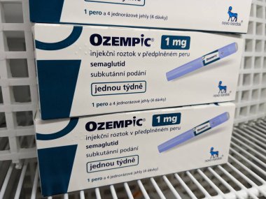 Prag, Çek Cumhuriyeti-28 Ekim 2024: Ozempic kutusu. Ozempik ilacın Çek versiyonu. Çek Cumhuriyeti 'nde diyabet tedavisi. Bir paket semaglutid. Diyabet ilacı. Bazen kilo vermek için kullanılıyor.