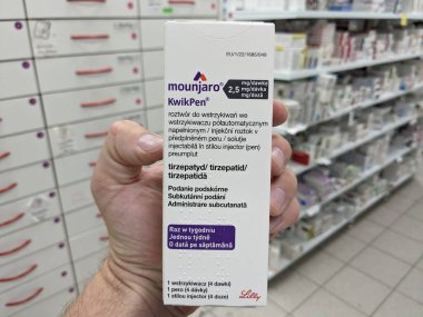 Prag, Çek Cumhuriyeti-8 Kasım 2024: Tip 2 diyabet ve ağırlık yönetimi için kullanılan TIRZEPATIDE aktif maddesi ile MOUNJARO KWIKPEN.