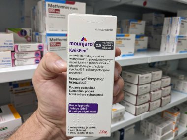 Prag, Çek Cumhuriyeti-8 Kasım 2024: Tip 2 diyabet ve ağırlık yönetimi için kullanılan TIRZEPATIDE aktif maddesi ile MOUNJARO KWIKPEN.