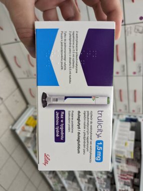 Prag, Çek Cumhuriyeti - 22 Haziran 2023: TRULICITY 1,5 mg Eli Lily insülin kendine enjeksiyon kalemi kutusu. DULAGLUTIDE aktif madde, Avrupa Birliği, eczane konsepti