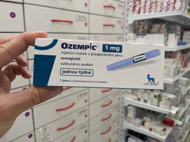 Prag, Çek Cumhuriyeti-28 Ekim 2024: Ozempic kutusu. Ozempik ilacın Çek versiyonu. Çek Cumhuriyeti 'nde diyabet tedavisi. Bir paket semaglutid. Diyabet ilacı. Bazen kilo vermek için kullanılıyor.