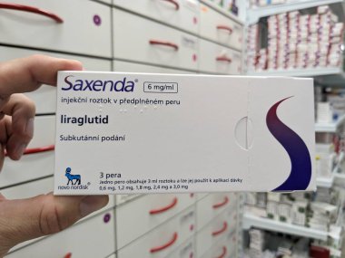 Prag, Çek Cumhuriyeti-Kasım 8 2024: NOVO NORDISK tarafından kullanılan LIRAGLUTIDE aktif maddeyle SAXENDA ilaç kutusu.