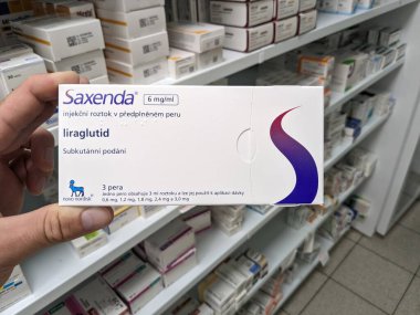 Prag, Çek Cumhuriyeti-Kasım 8 2024: NOVO NORDISK tarafından kullanılan LIRAGLUTIDE aktif maddeyle SAXENDA ilaç kutusu.