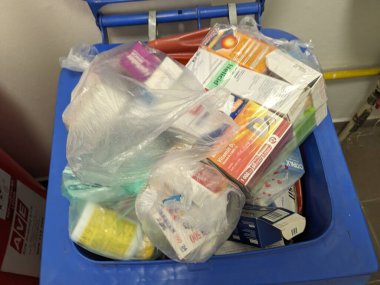 Prag, Çek Cumhuriyeti-28 Ağustos 2024: Uyuşturucuyla israf edilen paketler bazen eczaneye özel çöp kutusuna atılıyor. Kullanılmayan ilaçlar sağlık sistemlerinden büyük paralara mal oluyor