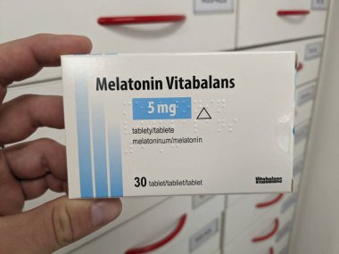 Prag, Çek Cumhuriyeti-9 Ekim 2024: MELATONIN VITABALANS tarafından, MELATONIN içeren, uyku-uyandırma döngülerinin düzenlenmesine yardımcı olur ve sağlıklı bir uyku bozukluğu ve jet-lag tedavisi için kullanılır