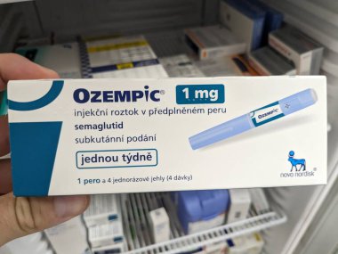 Brno, Çek Cumhuriyeti-2 Ağustos 2024: Ozempic kutusu. Ozempik ilacın Çek versiyonu. Çek Cumhuriyeti 'nde diyabet tedavisi. Bir paket semaglutid. Diyabet ilacı. Bazen kilo vermek için kullanılıyor.