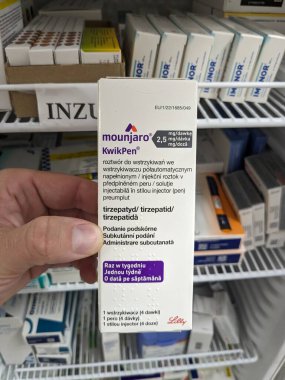 Prag, Çek Cumhuriyeti-8 Kasım 2024: Tip 2 diyabet ve ağırlık yönetimi için kullanılan TIRZEPATIDE aktif maddesi ile MOUNJARO KWIKPEN.