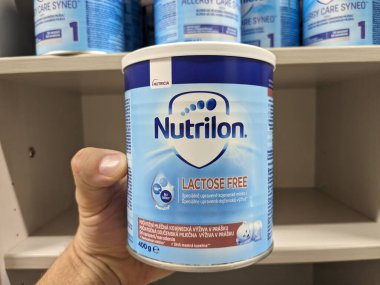 Prag, Çek Cumhuriyeti - 24 Ocak 2023: Bir eczanedeki raflarda sergilenen nutrilon bebek sütü, bebekler için süt tozu