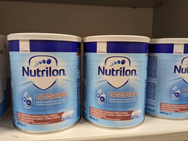 Prag, Çek Cumhuriyeti - 24 Ocak 2023: Bir eczanedeki raflarda sergilenen nutrilon bebek sütü, bebekler için süt tozu