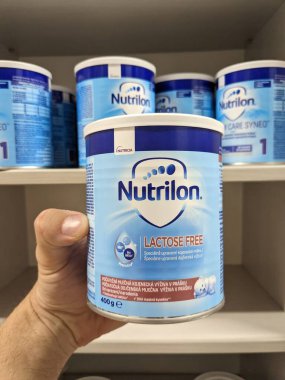 Prag, Çek Cumhuriyeti - 24 Ocak 2023: Bir eczanedeki raflarda sergilenen nutrilon bebek sütü, bebekler için süt tozu