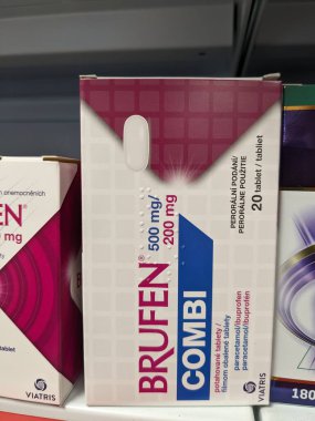 Prag, Çek Cumhuriyeti-8 Kasım 2024: IBUPROFEN içeren VIATRIS, ağrıyı azaltmak, ateşi düşürmek ve iltihabı yönetmek için kullanılan steroidal olmayan bir antienflamatuar ilaçtır.