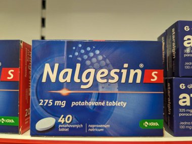 Prag, Çek Cumhuriyeti - 9 Temmuz 2024: NAPROXEN SODIUM aktif maddesiyle NALGESIN S tabletleri, ağrı ve iltihap tedavisinde kullanılır.