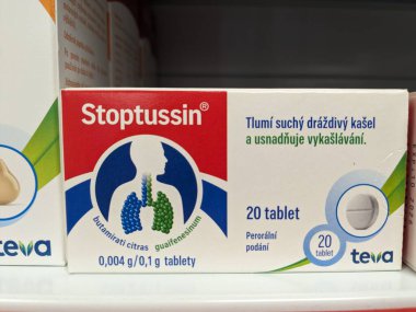 Prag, Çek Cumhuriyeti-9 Ekim 2024: STOPTUSSIN by TEVA, boğazı yatıştırmak ve seyrelten mukusu yatıştırmak için kullanılan öksürük baskılayıcı ve sıkboğaz kesicidir.