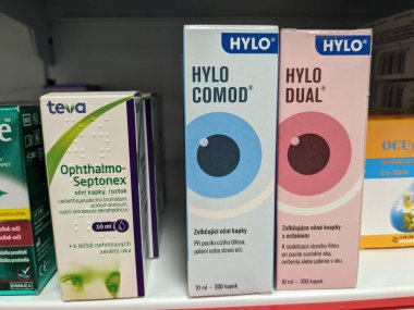 Prag, Çek Cumhuriyeti - 13 Temmuz 2024: HYLO COMOD göz damlaları ve URSAPHARM tarafından aktif hale getirilen HYALURONIC ACID maddesi, kuru gözler ve hidrasyon için kullanılır.