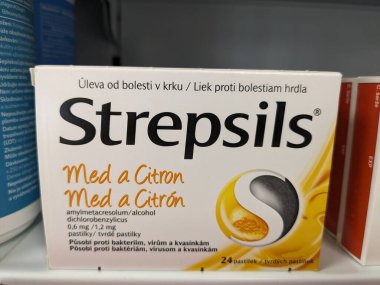 Prag, Çek Cumhuriyeti - 28 Ağustos 2024: LIDOCAINE, AMYLMETACRESOL, VE DICHLOROBENZYL ALCOHOL RECKITT BENCKISER tarafından kullanılan STREPSILS.