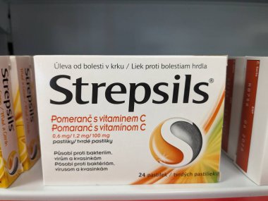 Prag, Çek Cumhuriyeti - 28 Ağustos 2024: LIDOCAINE, AMYLMETACRESOL, VE DICHLOROBENZYL ALCOHOL RECKITT BENCKISER tarafından kullanılan STREPSILS.