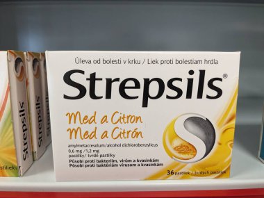 Prag, Çek Cumhuriyeti - 28 Ağustos 2024: LIDOCAINE, AMYLMETACRESOL, VE DICHLOROBENZYL ALCOHOL RECKITT BENCKISER tarafından kullanılan STREPSILS.