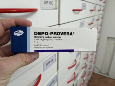 Prag, Çek Cumhuriyeti-9 Eylül 2024: MEDROXYPROGESTERON aktif maddeyle DEPO-PROVERA ilaç kutusu