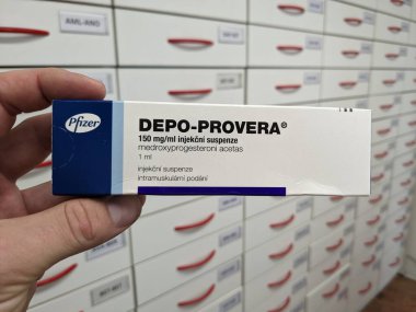 Prag, Çek Cumhuriyeti-9 Eylül 2024: MEDROXYPROGESTERON aktif maddeyle DEPO-PROVERA ilaç kutusu