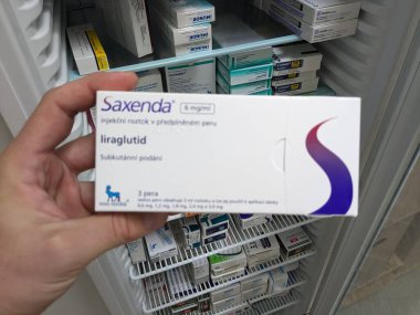 Prag, Çek Cumhuriyeti - 10 Temmuz 2024: NOVO NORDISK tarafından kullanılan LIRAGLUTIDE aktif maddeyle SAXENDA ilaç kutusu.