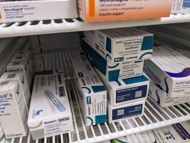 Prag, Çek Cumhuriyeti-4 Ekim 2024: OZEMPIC kutusu. Ozempik ilacın Çek versiyonu. Çek Cumhuriyeti 'nde diyabet tedavisi. Bir paket SEMAGLUTIDE. Diyabet ilacı. Bazen kilo vermek için kullanılıyor.