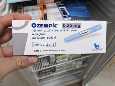 Prag, Çek Cumhuriyeti-4 Ekim 2024: OZEMPIC kutusu. Ozempik ilacın Çek versiyonu. Çek Cumhuriyeti 'nde diyabet tedavisi. Bir paket SEMAGLUTIDE. Diyabet ilacı. Bazen kilo vermek için kullanılıyor.