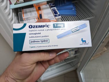 Prag, Çek Cumhuriyeti-4 Ekim 2024: OZEMPIC kutusu. Ozempik ilacın Çek versiyonu. Çek Cumhuriyeti 'nde diyabet tedavisi. Bir paket SEMAGLUTIDE. Diyabet ilacı. Bazen kilo vermek için kullanılıyor.