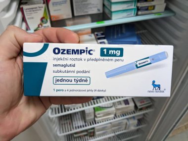 Prag, Çek Cumhuriyeti-4 Ekim 2024: OZEMPIC kutusu. Ozempik ilacın Çek versiyonu. Çek Cumhuriyeti 'nde diyabet tedavisi. Bir paket SEMAGLUTIDE. Diyabet ilacı. Bazen kilo vermek için kullanılıyor.
