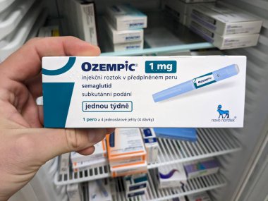 Prag, Çek Cumhuriyeti-4 Ekim 2024: OZEMPIC kutusu. Ozempik ilacın Çek versiyonu. Çek Cumhuriyeti 'nde diyabet tedavisi. Bir paket SEMAGLUTIDE. Diyabet ilacı. Bazen kilo vermek için kullanılıyor.