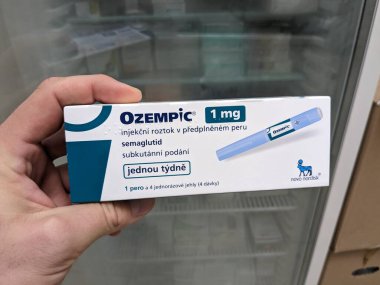 Prag, Çek Cumhuriyeti-4 Ekim 2024: OZEMPIC kutusu. Ozempik ilacın Çek versiyonu. Çek Cumhuriyeti 'nde diyabet tedavisi. Bir paket SEMAGLUTIDE. Diyabet ilacı. Bazen kilo vermek için kullanılıyor.