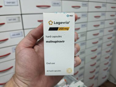 Prag, Çek Cumhuriyeti-15 Ağustos 2024: COVID-19 tedavisinde kullanılan MOLNUPIRAVIR aktif maddeyle LAGEVRIO kapsül kutusu