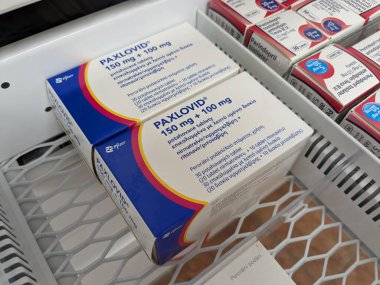 Prag, Çek Cumhuriyeti - 2 Aralık 2023: Nirmatrelvir ve ritonavir kombinasyonu ile aktif madde içeren Paxlovid ilaç kutusu, COVID 19, Pfizer-new special su toplayıcılığına uyum