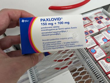 Prag, Çek Cumhuriyeti - 2 Aralık 2024: Nirmatrelvir ve ritonavir kombinasyonu ile aktif madde içeren Paxlovid ilaç kutusu, COVID 19, Pfizer-new special su toplayıcılığına uyum