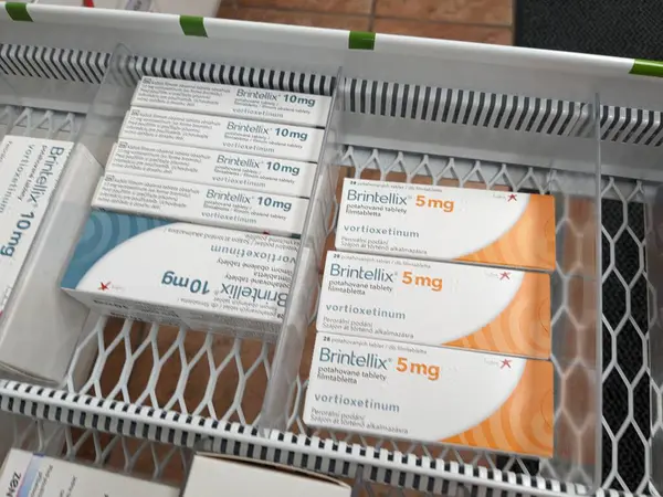 Prag, Çek Cumhuriyeti 23 Mayıs 2023: Büyük depresif hastalıkların tedavisinde kullanılan bir ilaç olan BrIntellix markası altında satılan bir Vortioxetine paketi. Eczane