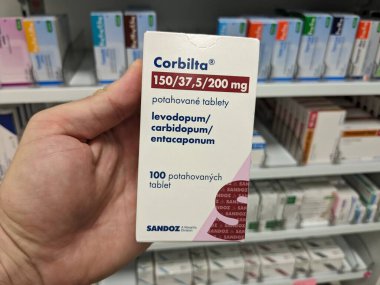 Prag, Çek Cumhuriyeti-9 Ekim 2024: LEVODOPA, CARBIDOPA ve ENTACAPON içeren SANDOZ tarafından CORBILTA, hareket ve kasılma gibi belirtilerin azaltılması yoluyla Parkinson hastalıklarının tedavisinde kullanılır.