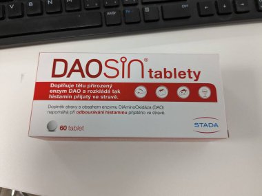 Prag, Çek Cumhuriyeti-9 Ekim 2024: STADA 'nın DIAMINE OXIDASE içeren DAOSIN, gıda histaminiğinin azaltılması ve baş ağrılarının hafifletilmesi için kullanılır.