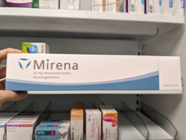Prag, Çek Cumhuriyeti-9 Ekim 2024: LEVONORGESTREL içeren MIRENA, uzun süreli doğum kontrolü ve kadınlarda ağır adet kanaması tedavisinde kullanılan hormonal bir rahim içi cihazdır..
