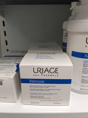 Prag, Çek Cumhuriyeti - SEPTEMBER 13 2024: URIAGE 'nin URİYAE cilt ürünleri, hassas ciltleri nemlendirmek ve korumak için kullanılır, termal suyla zenginleştirilmiştir.