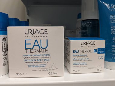 Prag, Çek Cumhuriyeti - 28 Ağustos 2024: URIAGE, FRANCE hidrasyon, hassas cilt bakımı ve cilt yatıştırıcı için kullanılır.