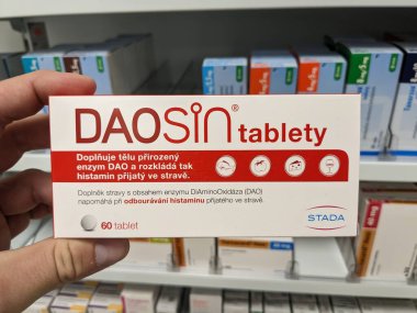 Prag, Çek Cumhuriyeti-9 Ekim 2024: DAOSIN by SANDOZ, DIAMINE OXIDASE içeren, gıda histaminiğinin azaltılması, baş ağrısı ve deri döküntüleri gibi semptomların hafifletilmesi için kullanılır..