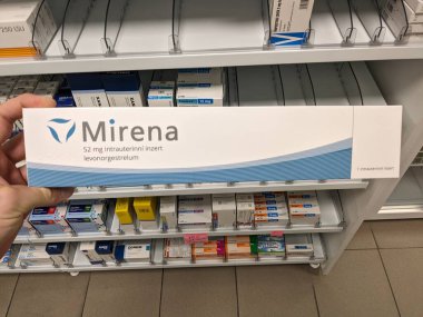 Prag, Çek Cumhuriyeti-9 Ekim 2024: LEVONORGESTREL içeren MIRENA, uzun süreli doğum kontrolü ve kadınlarda ağır adet kanaması tedavisinde kullanılan hormonal bir rahim içi cihazdır..